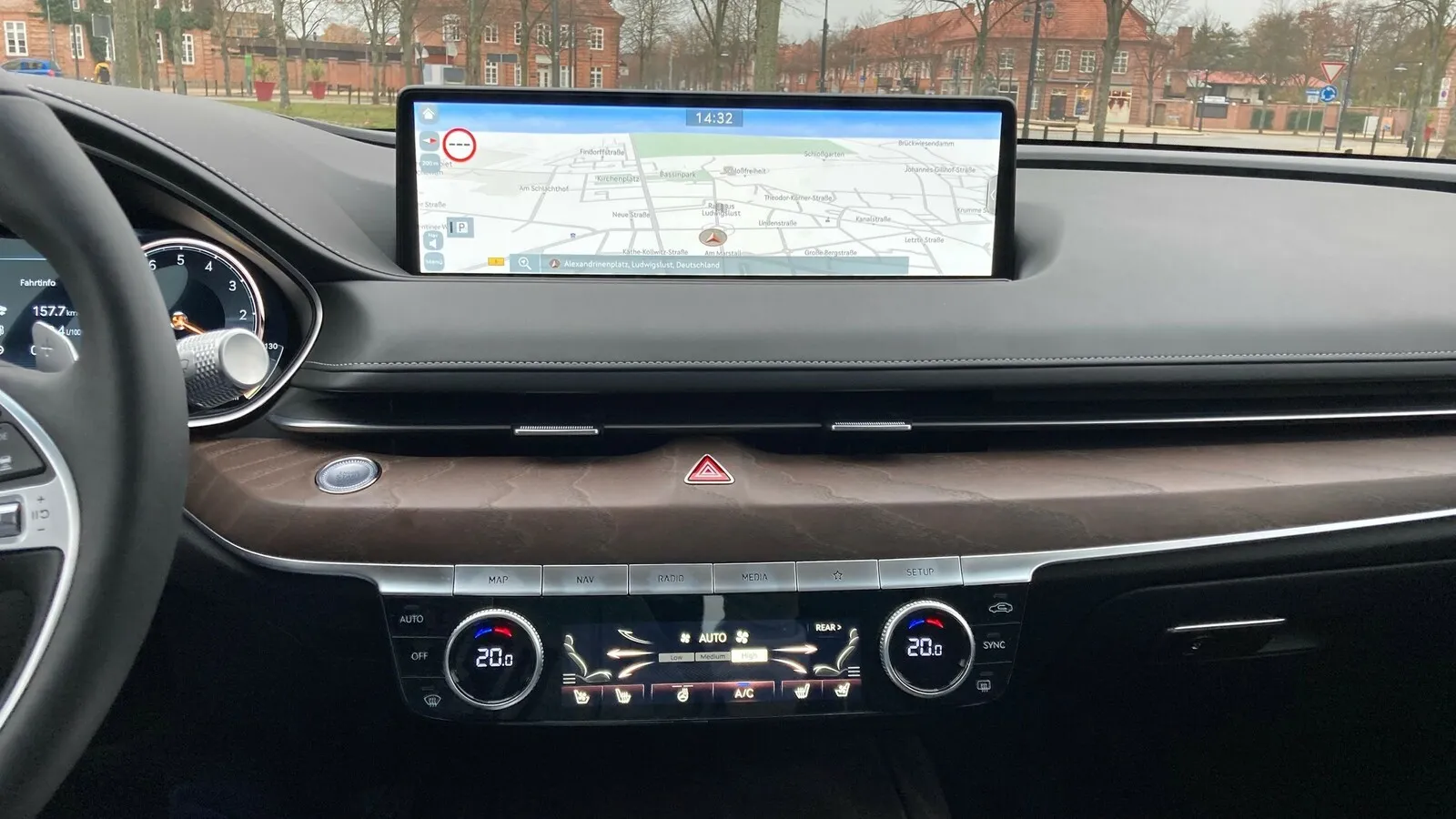 Die Bedienung des Infotainment-Systems via „Genesis Touch Controller“ oder Sprachsteuerung klappte nicht immer auf Anhieb.