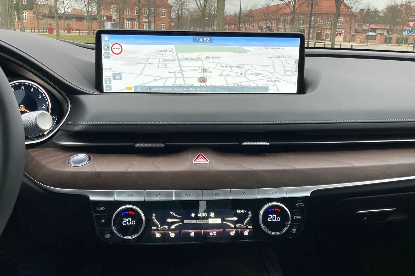 Die Bedienung des Infotainment-Systems via „Genesis Touch Controller“ oder Sprachsteuerung klappte nicht immer auf Anhieb.