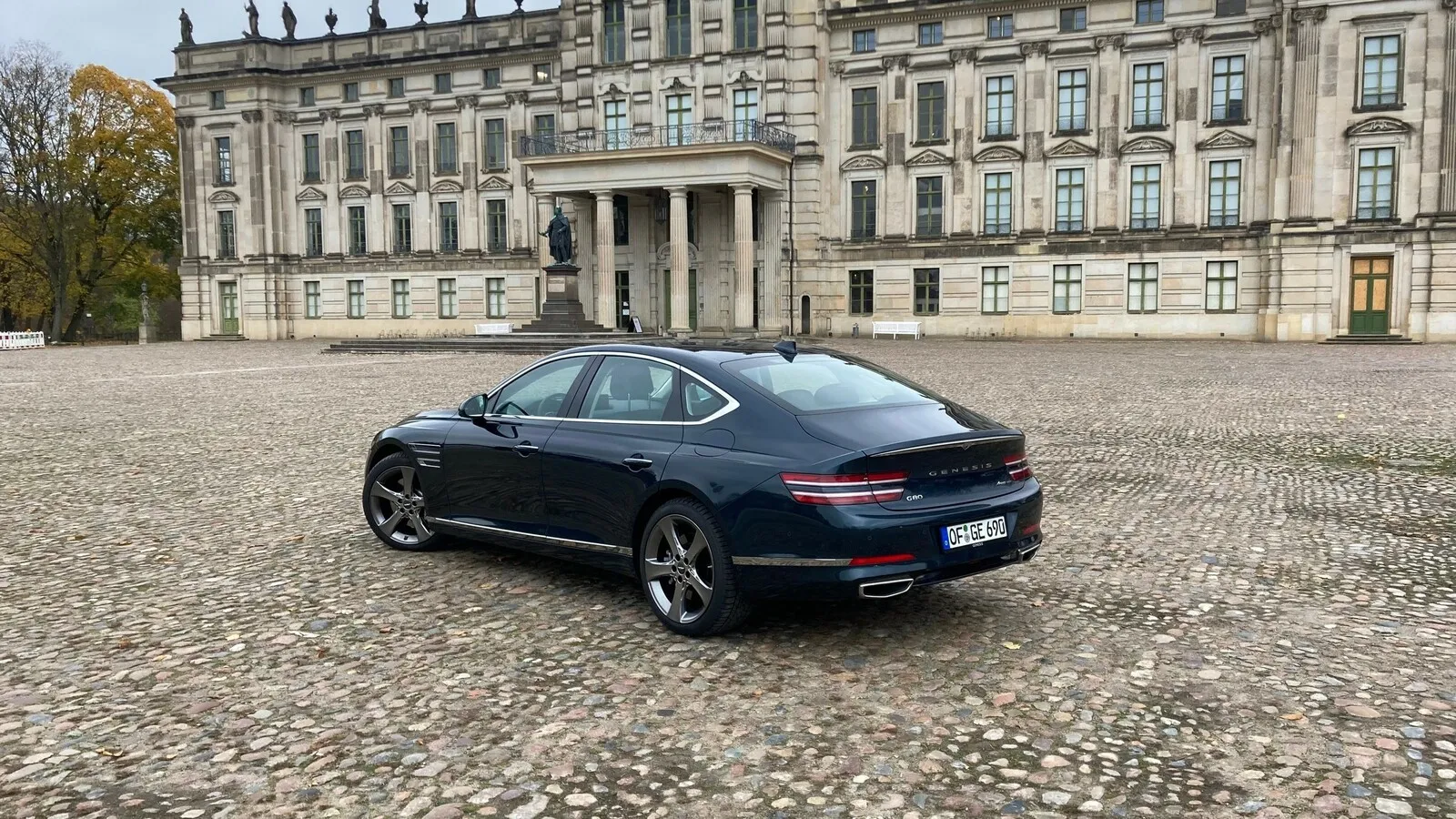 Horizontale Leuchten betonen die Breite des G80-Hecks. Auch hier zitiert Genesis die Doppellinie.