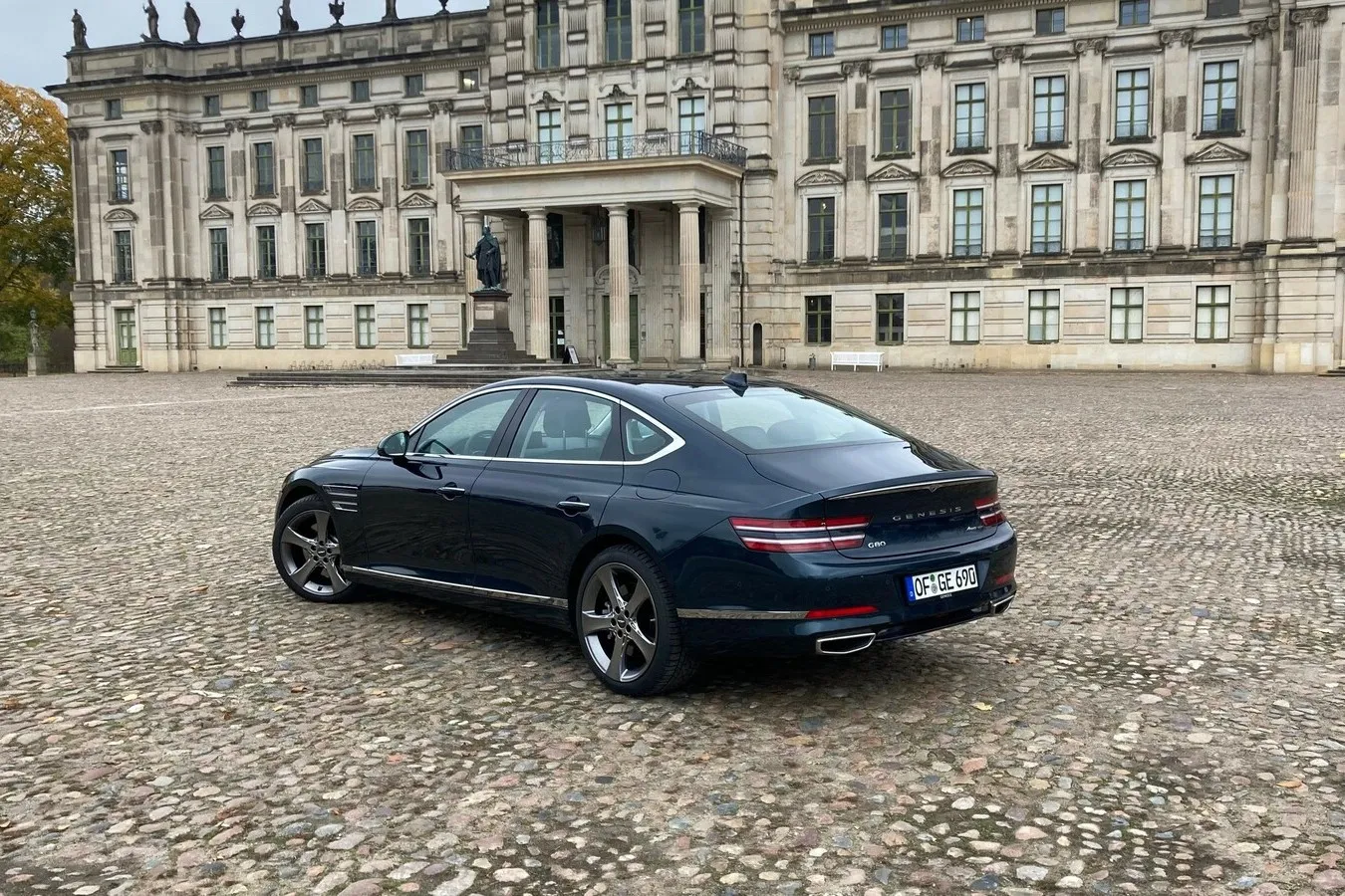 Horizontale Leuchten betonen die Breite des G80-Hecks. Auch hier zitiert Genesis die Doppellinie.