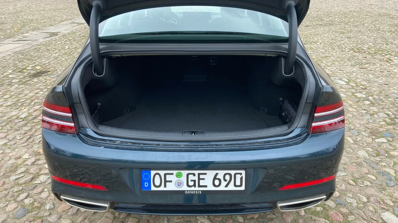 424 Liter Kofferraumvolumen sind etwas mager für die obere Mittelklasse, in der der Genesis G80 auf Kundenfang geht,