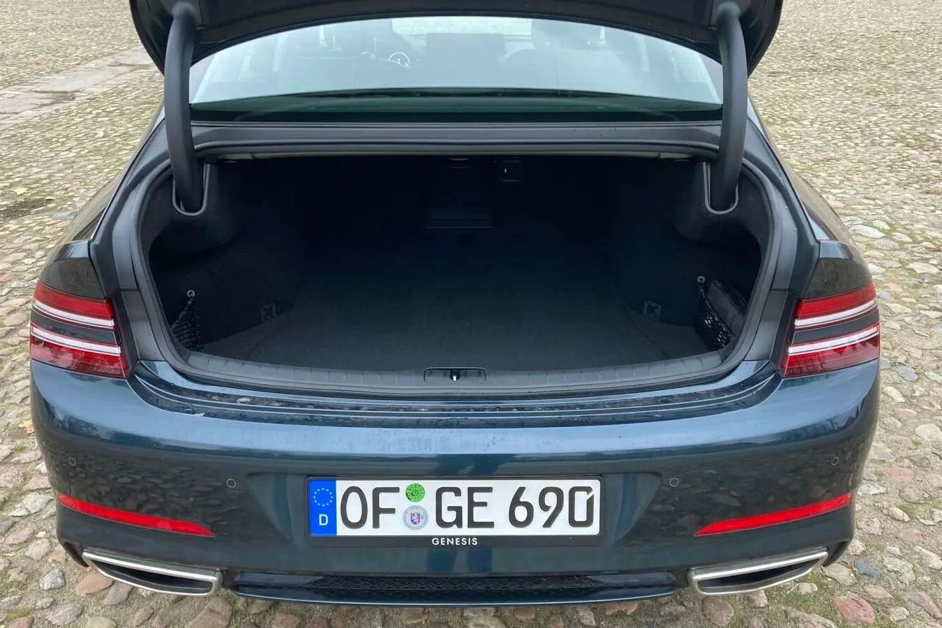 424 Liter Kofferraumvolumen sind etwas mager für die obere Mittelklasse, in der der Genesis G80 auf Kundenfang geht,
