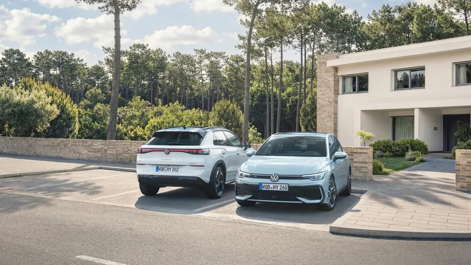 Mit Golf und T-Roc führt VW erstmals einen Vollhybridantrieb ein, der ohne externen Ladeanschluss auskommt.