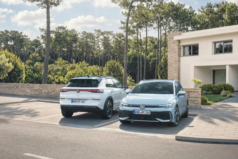 Mit Golf und T-Roc führt VW erstmals einen Vollhybridantrieb ein, der ohne externen Ladeanschluss auskommt.