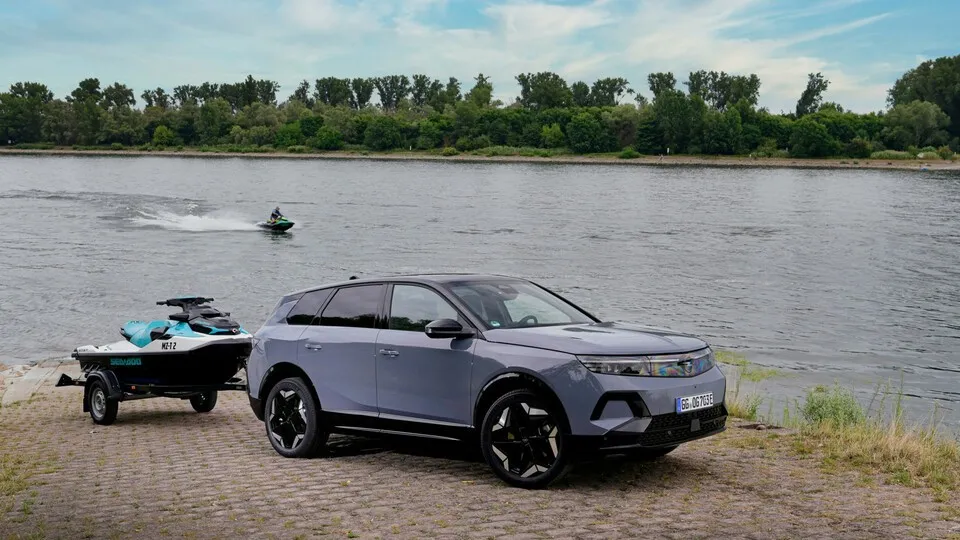 Zugkräftig: Der neue Grandland Electric AWD ist zum Start in der Topausstattungsvariante Ultimate ab 50.412 Euro (zzgl. USt.) bestellbar und kann bis zu 1.350 Kilogramm an den Haken nehmen.
