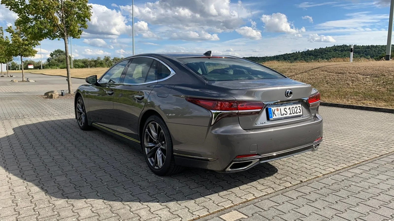 Am wohlsten fühlt sich der große Allrader wenn beide Motoren gemeinsam arbeiten. Im Hybridbetrieb bringen sie bei sehr zügiger Kraftentfaltung wuchtigen Durchzug auf die Straße.