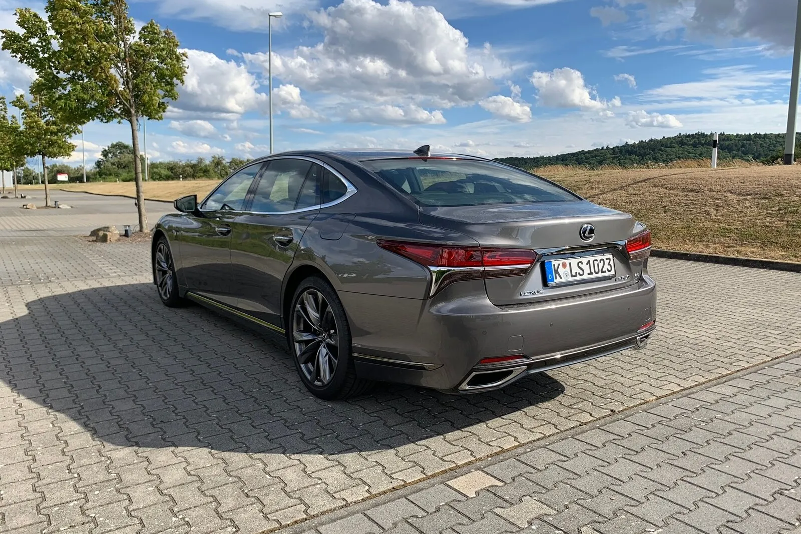 Am wohlsten fühlt sich der große Allrader wenn beide Motoren gemeinsam arbeiten. Im Hybridbetrieb bringen sie bei sehr zügiger Kraftentfaltung wuchtigen Durchzug auf die Straße.