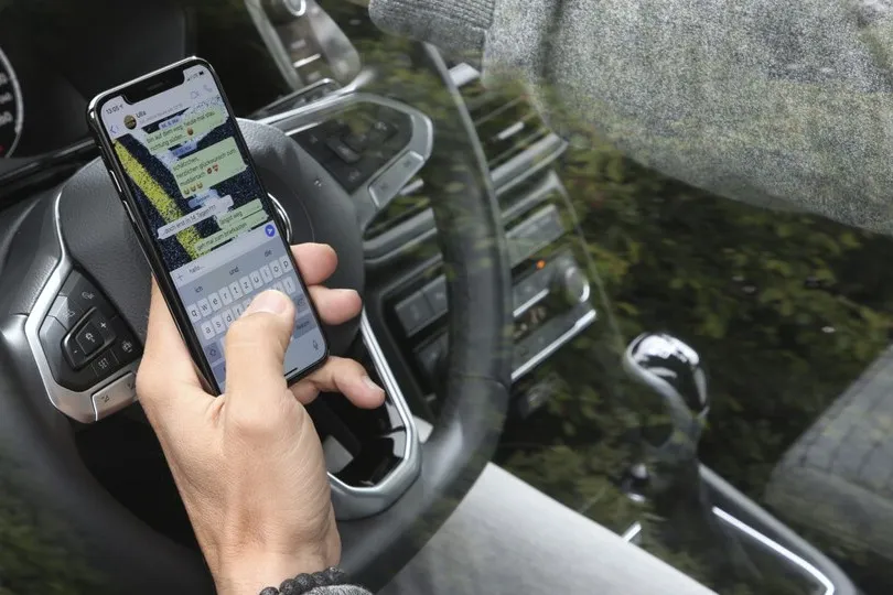 Die Polizei kontrolliert Anfang Oktober besonders genau, ob Autofahrer abgelenkt sind.