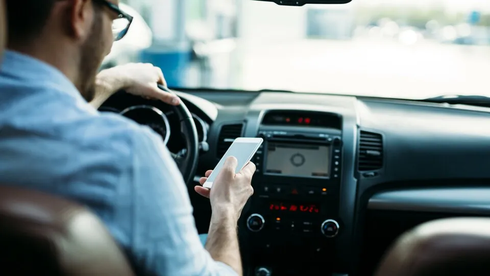Während der Fahrt das Handy wegzulegen ist erlaubt, es zu nutzen nein