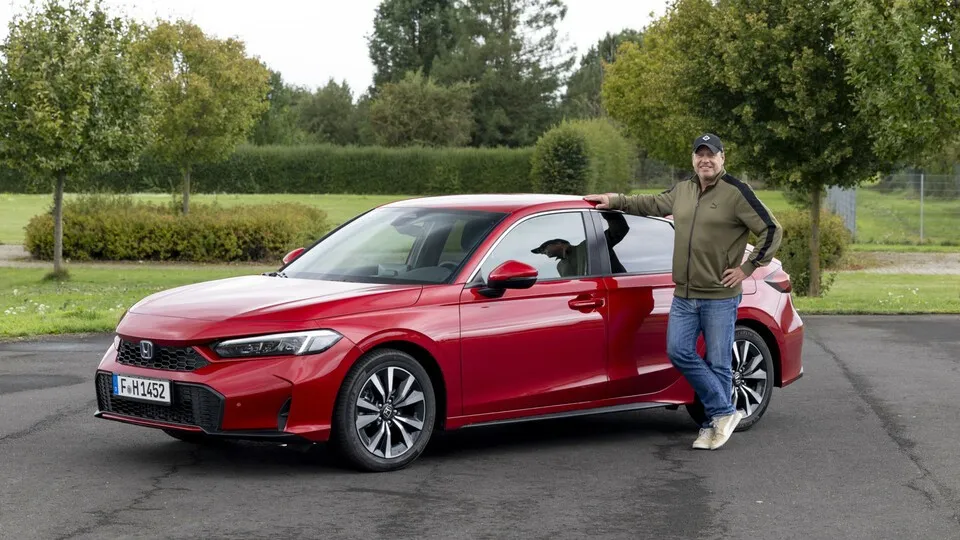 Honda hat den Civic des Modelljahres 2026 im unternehmenseigenen Entwicklungszentrum in Erlensee (Hessen) präsentiert und unser Autor Michael Neher konnte dort mit ihm auf Testfahrt gehen.