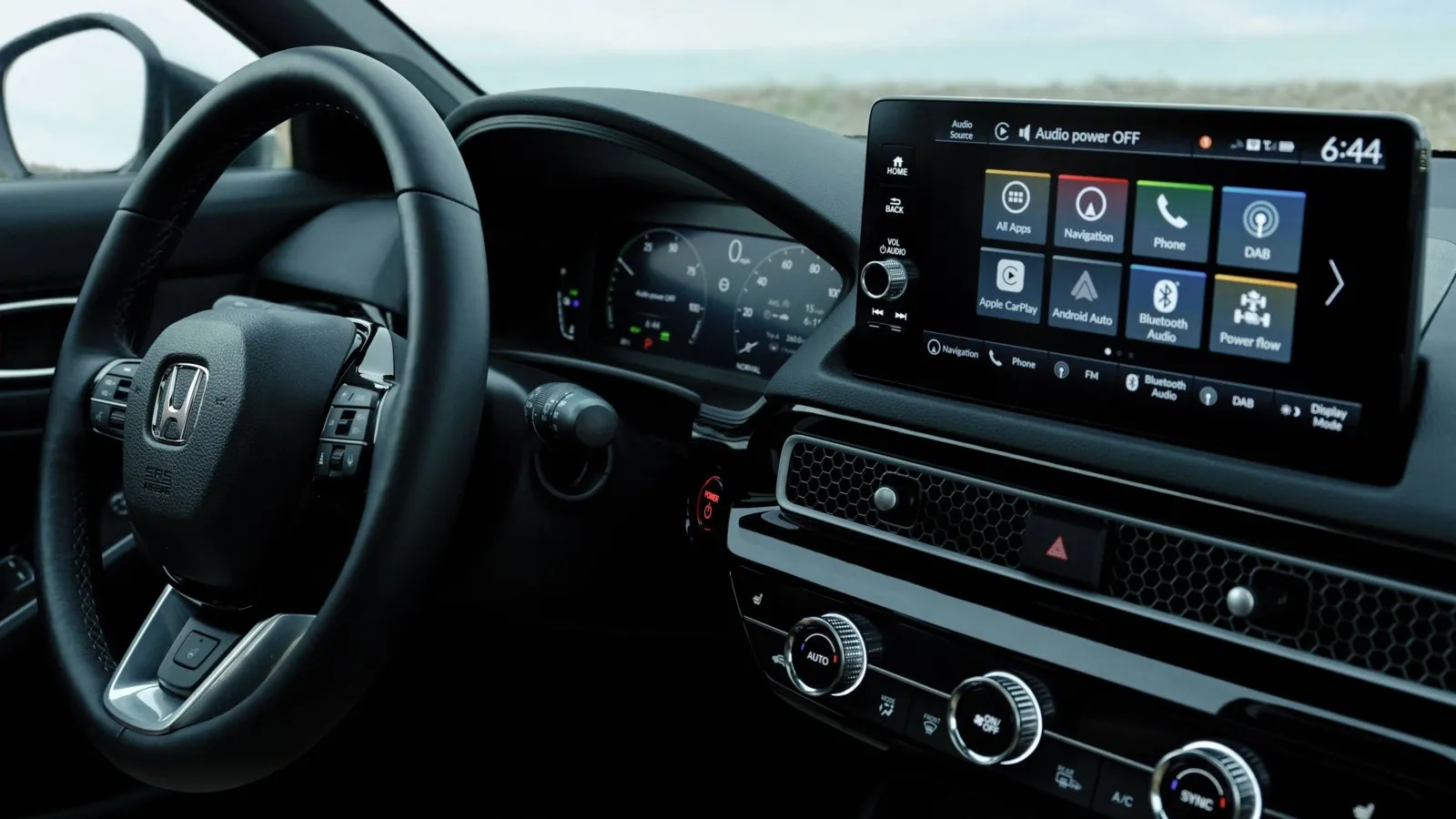 Nur ein bisschen digital. Im wertigen Cockpit kommen weiterhin auch ganz Oldschool, Tasten und Knöpfe zum Einsatz. Die deshalb nicht ganz so arg überfrachtet wirkende Ansicht und folgerichtig auch klassischere Bedienung dürfte gewiss so manchem Kunden sehr entgegenkommen.