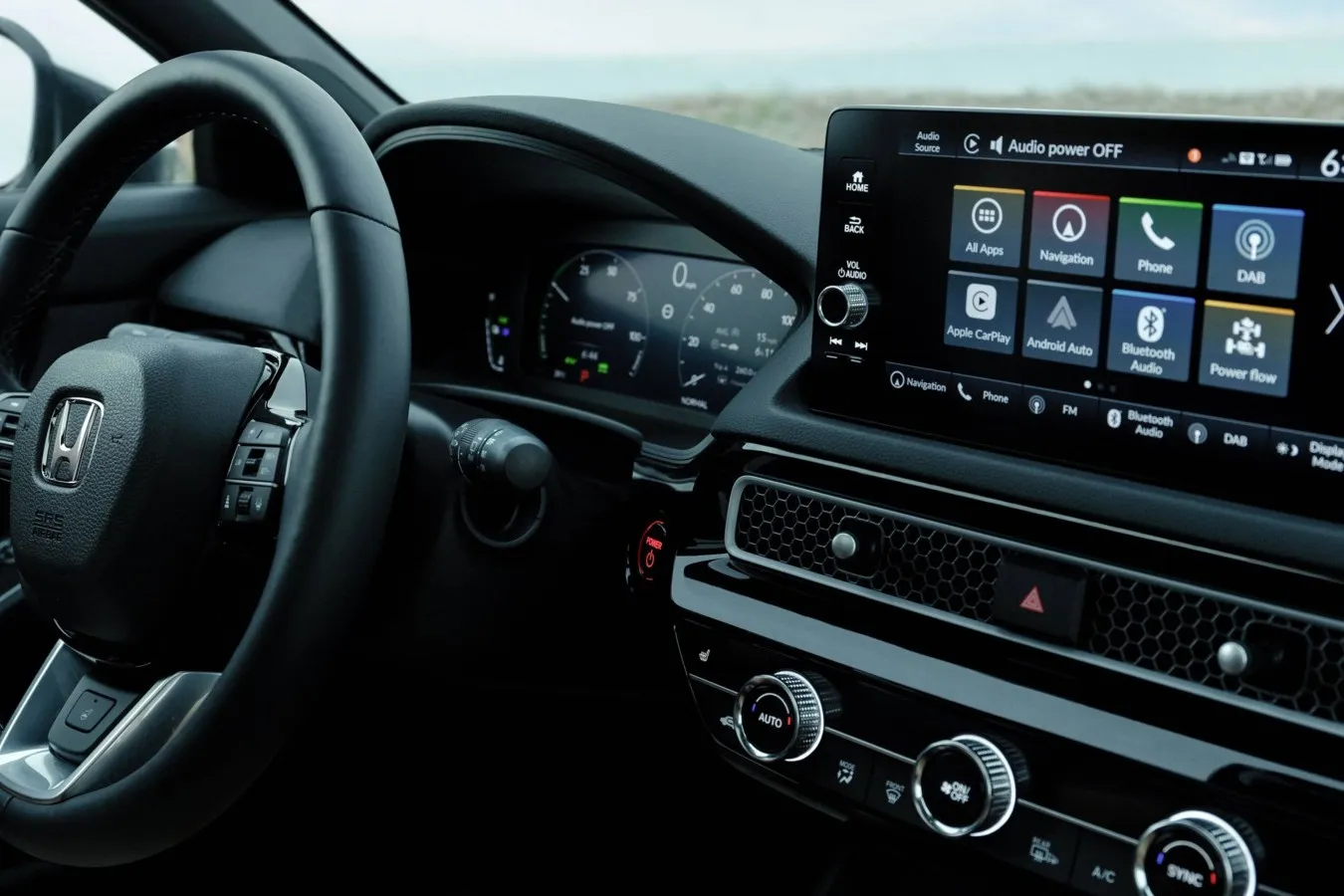 Nur ein bisschen digital. Im wertigen Cockpit kommen weiterhin auch ganz Oldschool, Tasten und Knöpfe zum Einsatz. Die deshalb nicht ganz so arg überfrachtet wirkende Ansicht und folgerichtig auch klassischere Bedienung dürfte gewiss so manchem Kunden sehr entgegenkommen.