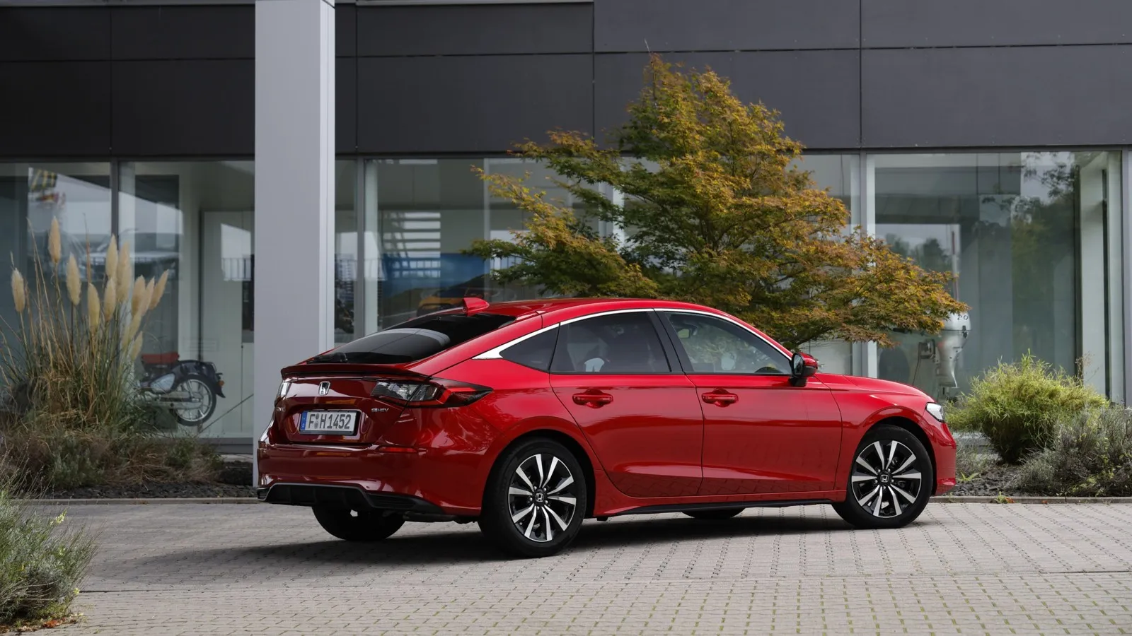 Der überarbeitet Honda Civic ist ab Oktober erhältlich. Das Facelift des Modelljahres 2026 präsentiert sich dabei technisch ambitioniert, im Auftritt gereift und im Alltag überraschend effizient.