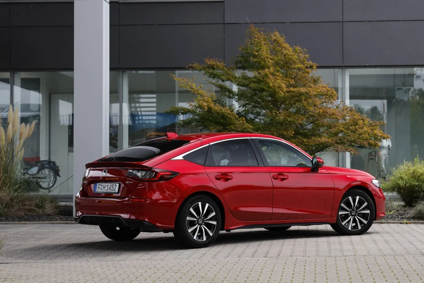 Der überarbeitet Honda Civic ist ab Oktober erhältlich. Das Facelift des Modelljahres 2026 präsentiert sich dabei technisch ambitioniert, im Auftritt gereift und im Alltag überraschend effizient.