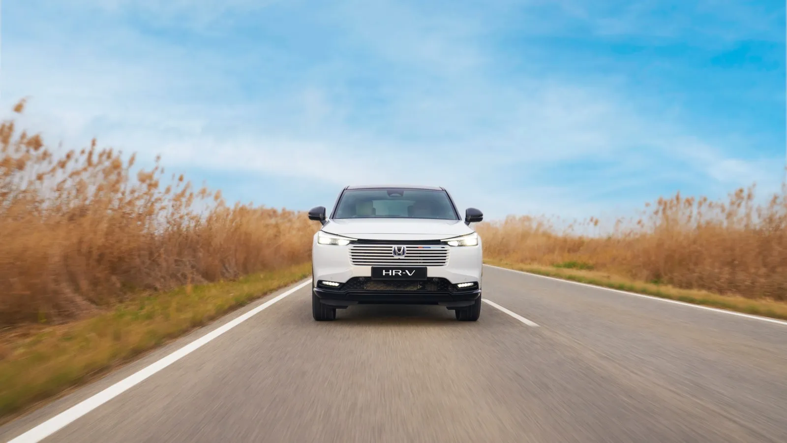 Zu erkennen ist der überarbeitete HR-V u. a. an der frisch gestaltete Frontpartie: Eine neue Zierleiste in Crystal Black und abgedunkelte Scheinwerferdetails sollen ihm zudem einen charakterstärkeren Ausdruck verleihen.