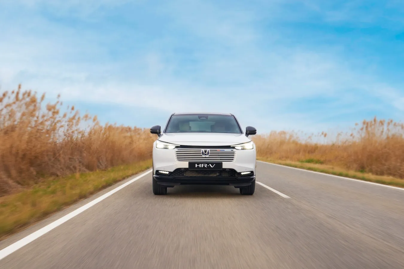 Zu erkennen ist der überarbeitete HR-V u. a. an der frisch gestaltete Frontpartie: Eine neue Zierleiste in Crystal Black und abgedunkelte Scheinwerferdetails sollen ihm zudem einen charakterstärkeren Ausdruck verleihen.