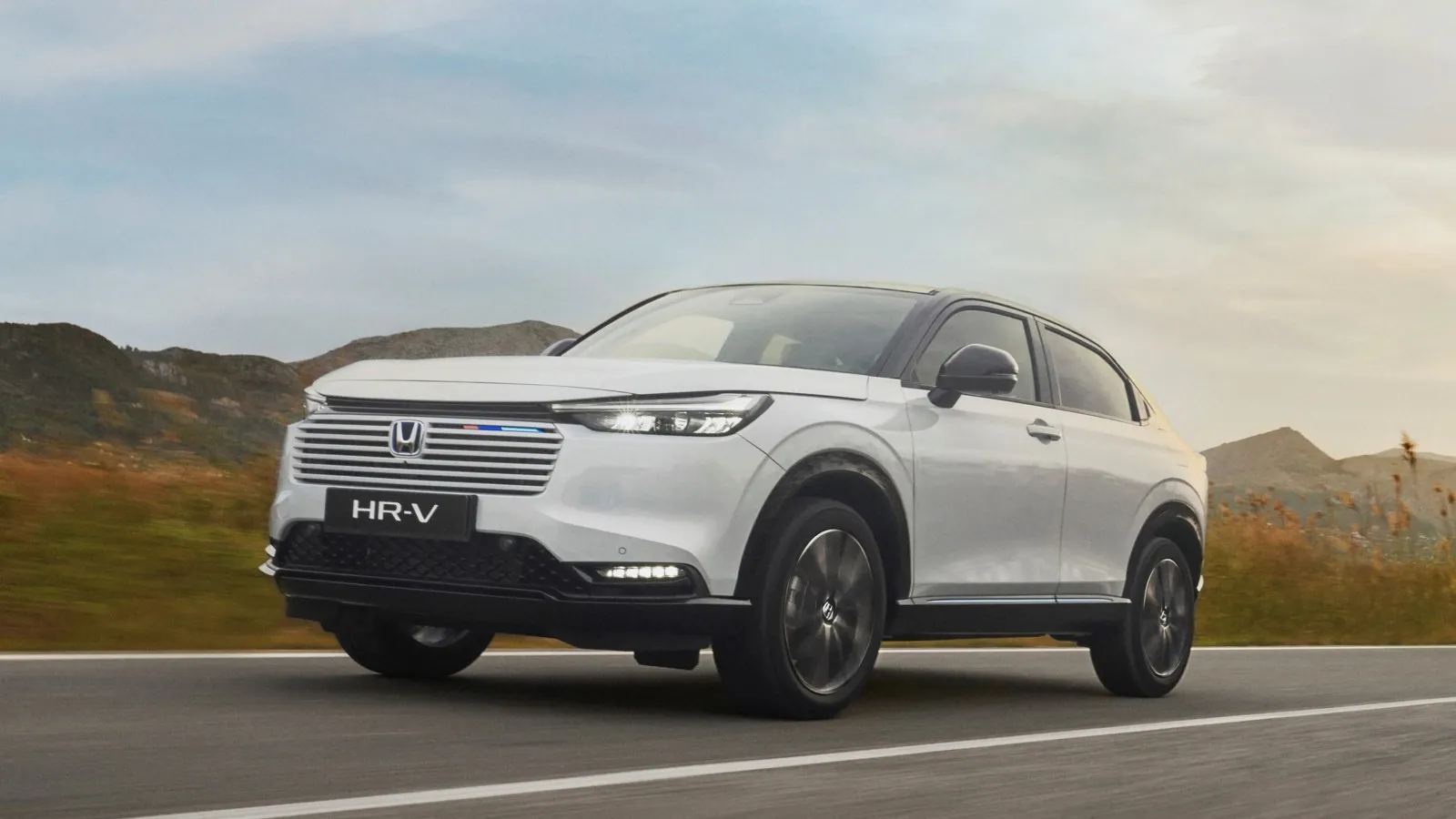 Honda hat dem HR-V eine Frischzellenkur spendiert: Neben dezenten Retuschen am Design gibt es kleine Änderungen im Innenraum und auch eine verbesserte Geräuschdämmung.