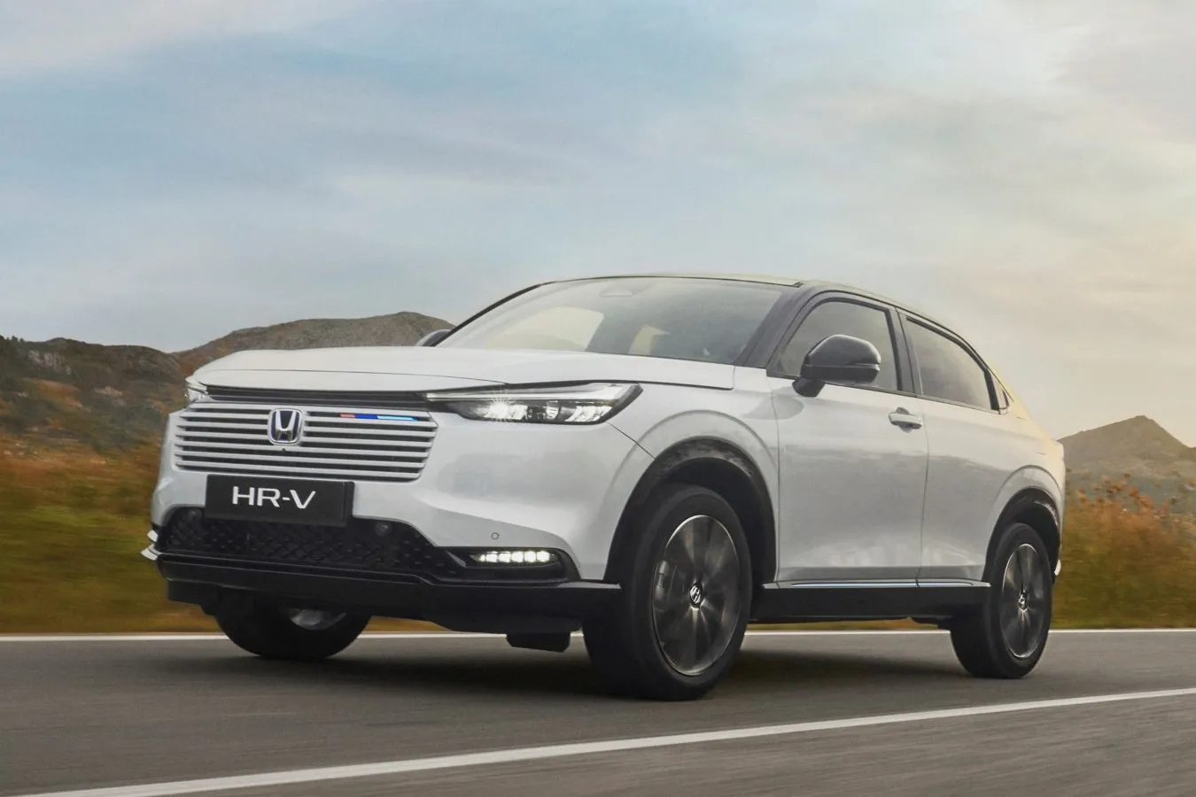 Honda hat dem HR-V eine Frischzellenkur spendiert: Neben dezenten Retuschen am Design gibt es kleine Änderungen im Innenraum und auch eine verbesserte Geräuschdämmung.