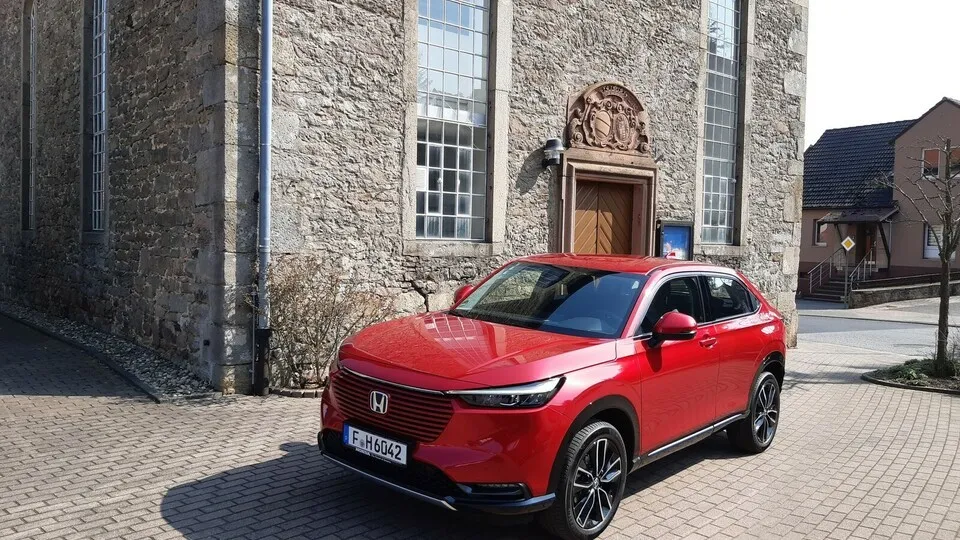 Das Design des neuen Honda HR-V folgt der aktuellen Mode mit großem Grill, langer Haube und coupéhafter Dachlinie.