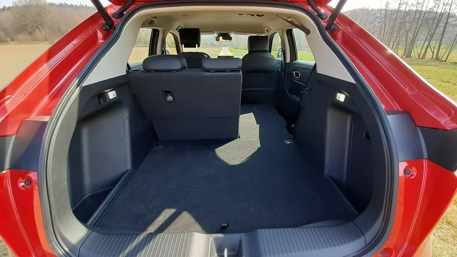 Nach dem Umklappen der Rücksitzlehnen entsteht im HR-V eine topfebene, 1,90 Meter lange Ladefläche.