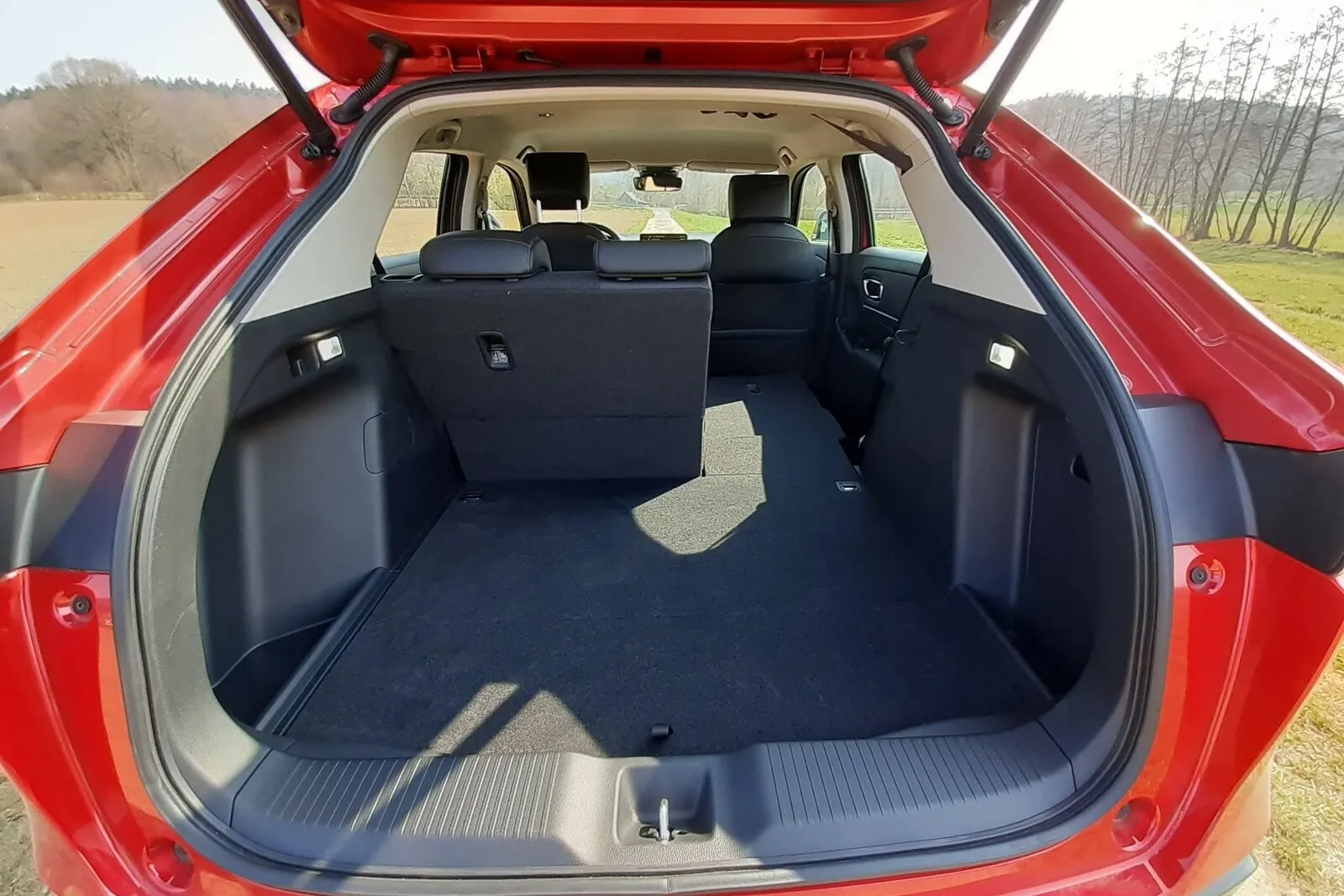 Nach dem Umklappen der Rücksitzlehnen entsteht im HR-V eine topfebene, 1,90 Meter lange Ladefläche.