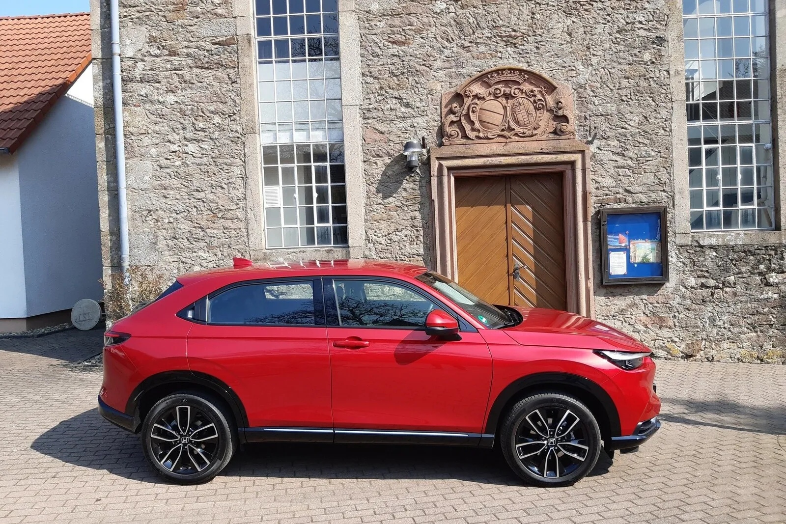 Die Länge des japanischen Kompakt-SUVs (4,34 Meter) und der Radstand (2,61 Meter) sind gleich geblieben.