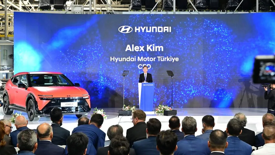 Alex Kim, CEO von Hyundai Motor Türkiye, präsentiert den vollelektrischen Ioniq 3 zum Produktionsstart im Werk Izmit.