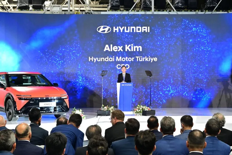 Alex Kim, CEO von Hyundai Motor Türkiye, präsentiert den vollelektrischen Ioniq 3 zum Produktionsstart im Werk Izmit.
