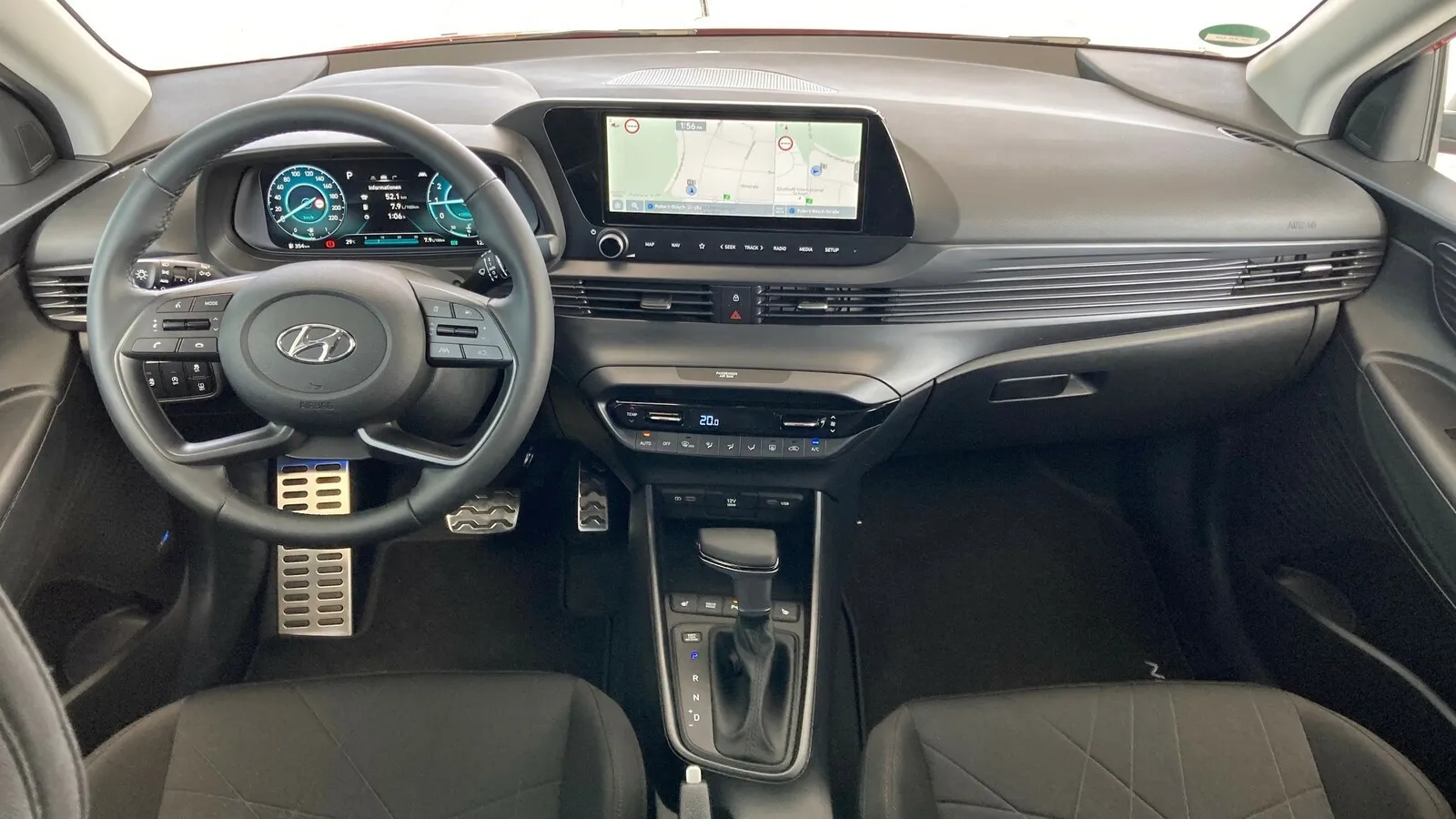 Innen gibt sich das neue B-Segment-SUV der Koreaner ebenfalls modern, aber deutlich sachlicher. Es dominieren einfache Materialien.