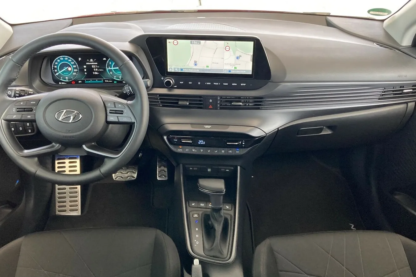 Innen gibt sich das neue B-Segment-SUV der Koreaner ebenfalls modern, aber deutlich sachlicher. Es dominieren einfache Materialien.