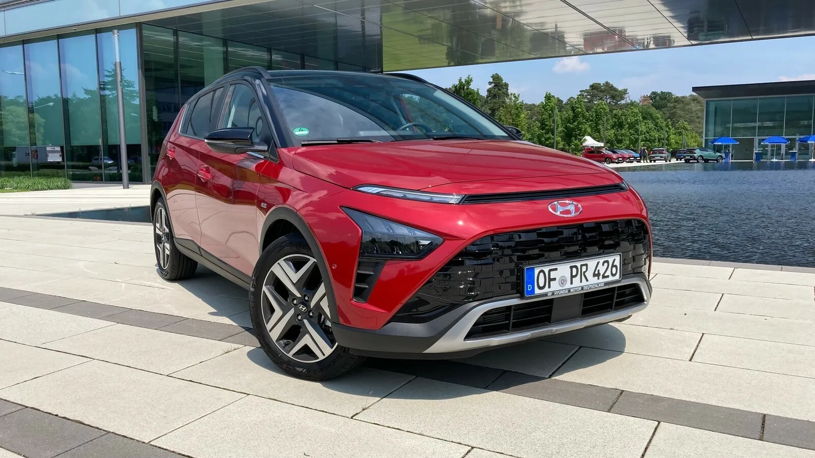 Großer Grill, doppelstöckige Scheinwerfer – der Hyundai Bayon zeigt Gesicht.