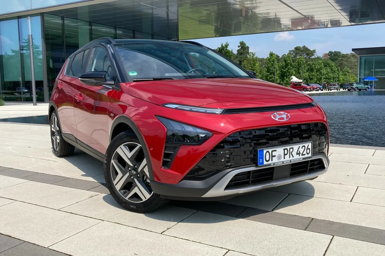 Großer Grill, doppelstöckige Scheinwerfer – der Hyundai Bayon zeigt Gesicht.