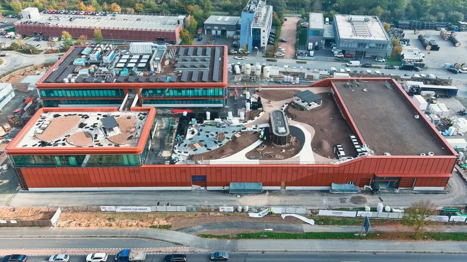Der neue Square Campus in Rüsselsheim symbolisiert Hyundai`s Engagement für nachhaltige Mobilität und innovative Fahrzeugtechnologien.