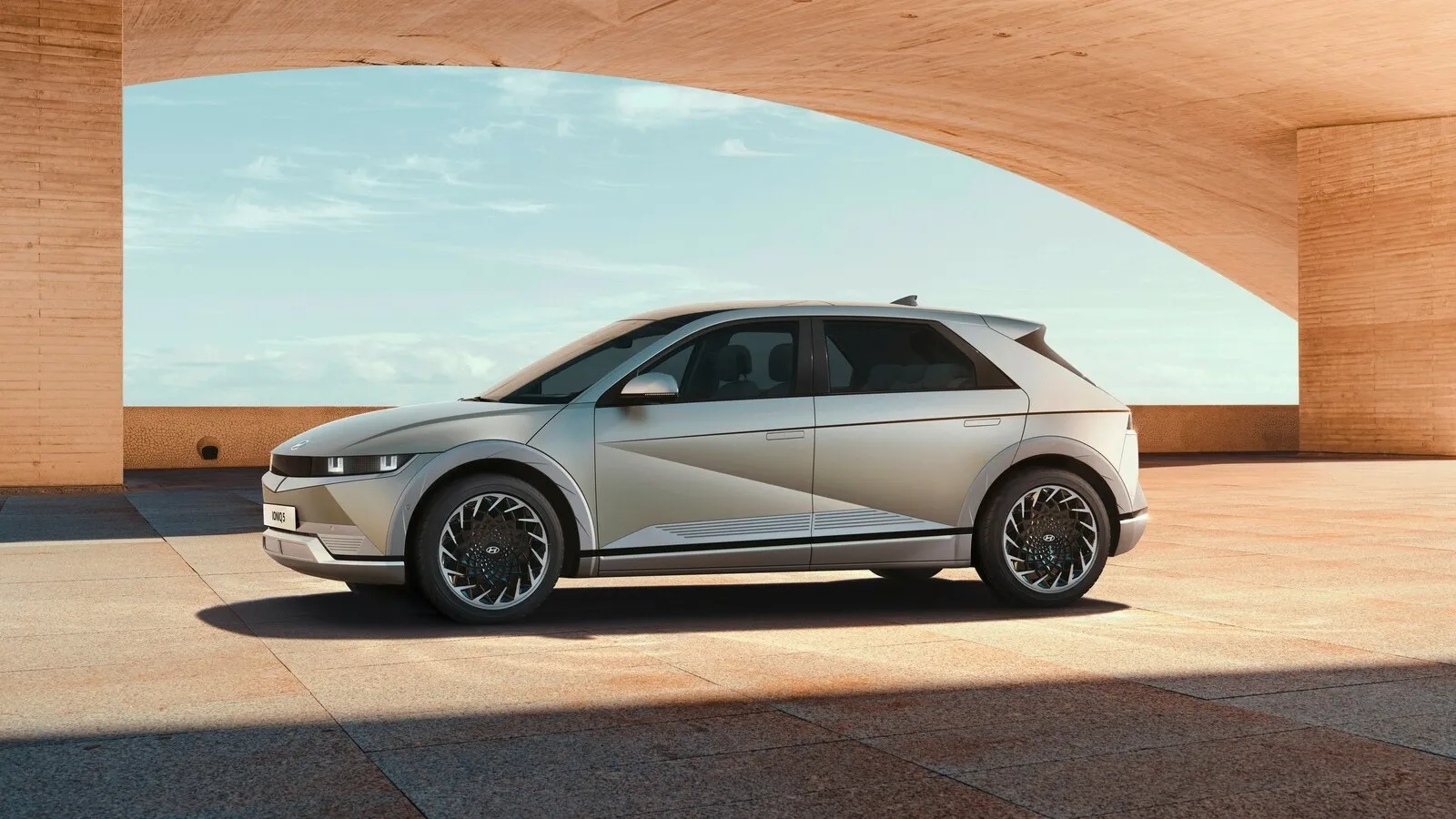 Ähnelt optisch einem Kompakten, zielt aber auf VW ID.4 und Co: der neue Hyundai Ioniq 5.