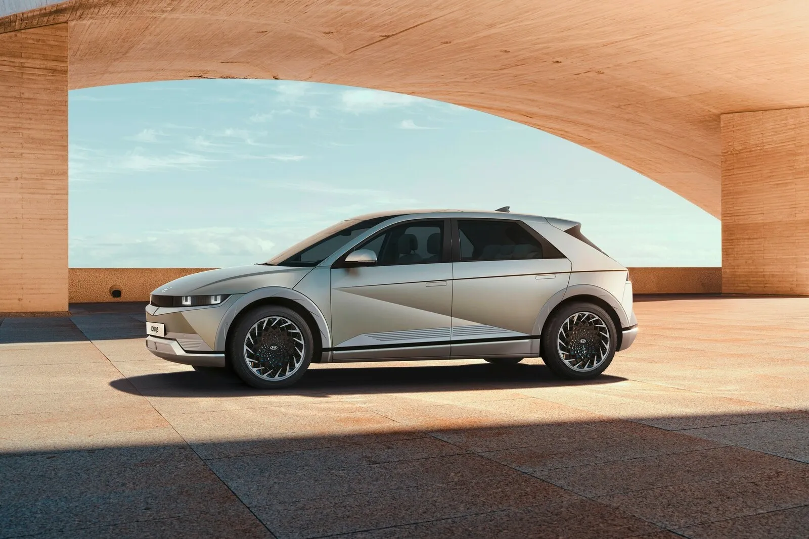 Ähnelt optisch einem Kompakten, zielt aber auf VW ID.4 und Co: der neue Hyundai Ioniq 5.