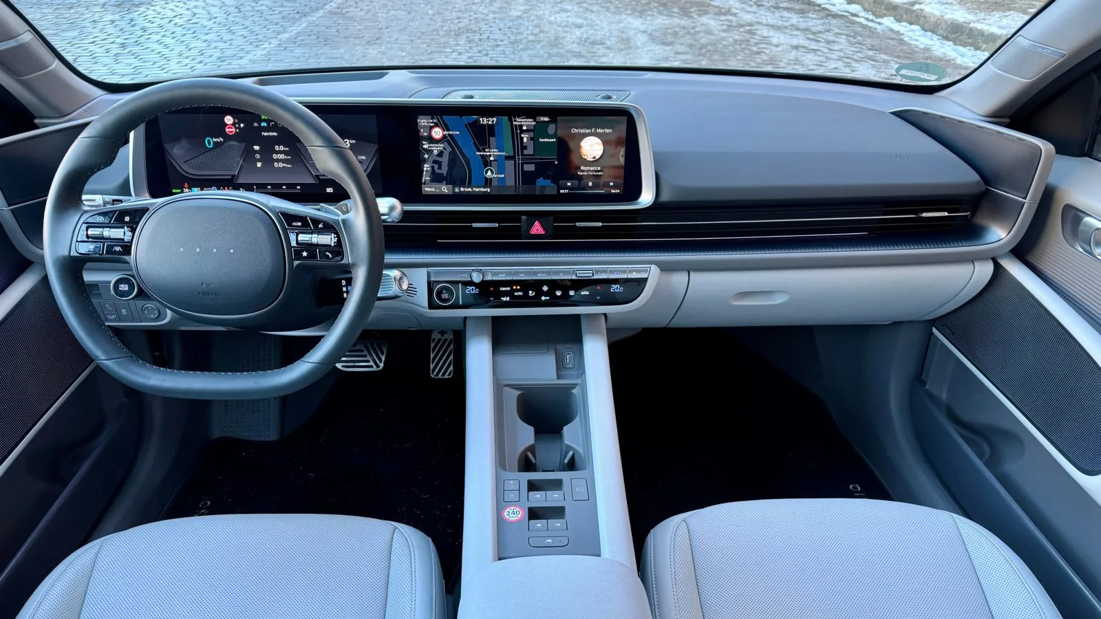 Klares Design und zwei 10,25-Zoll-Monitore: das Interieur der großen Elektro-Limousine von Hyundai.