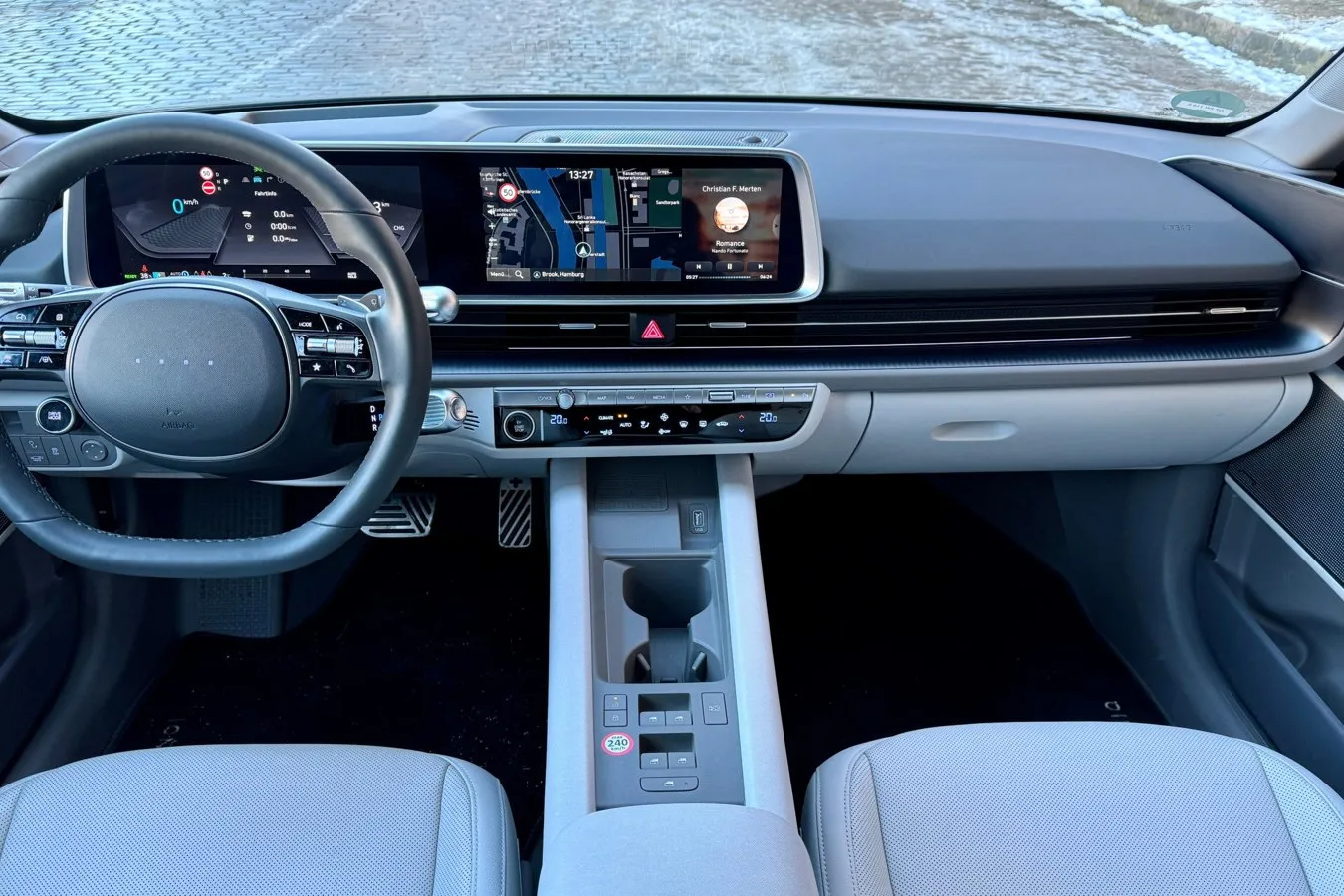Klares Design und zwei 10,25-Zoll-Monitore: das Interieur der großen Elektro-Limousine von Hyundai.