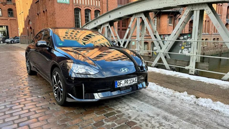 Aerodynamisch gezeichnet: Hyundais große Elektro-Limousine Ioniq 6.
