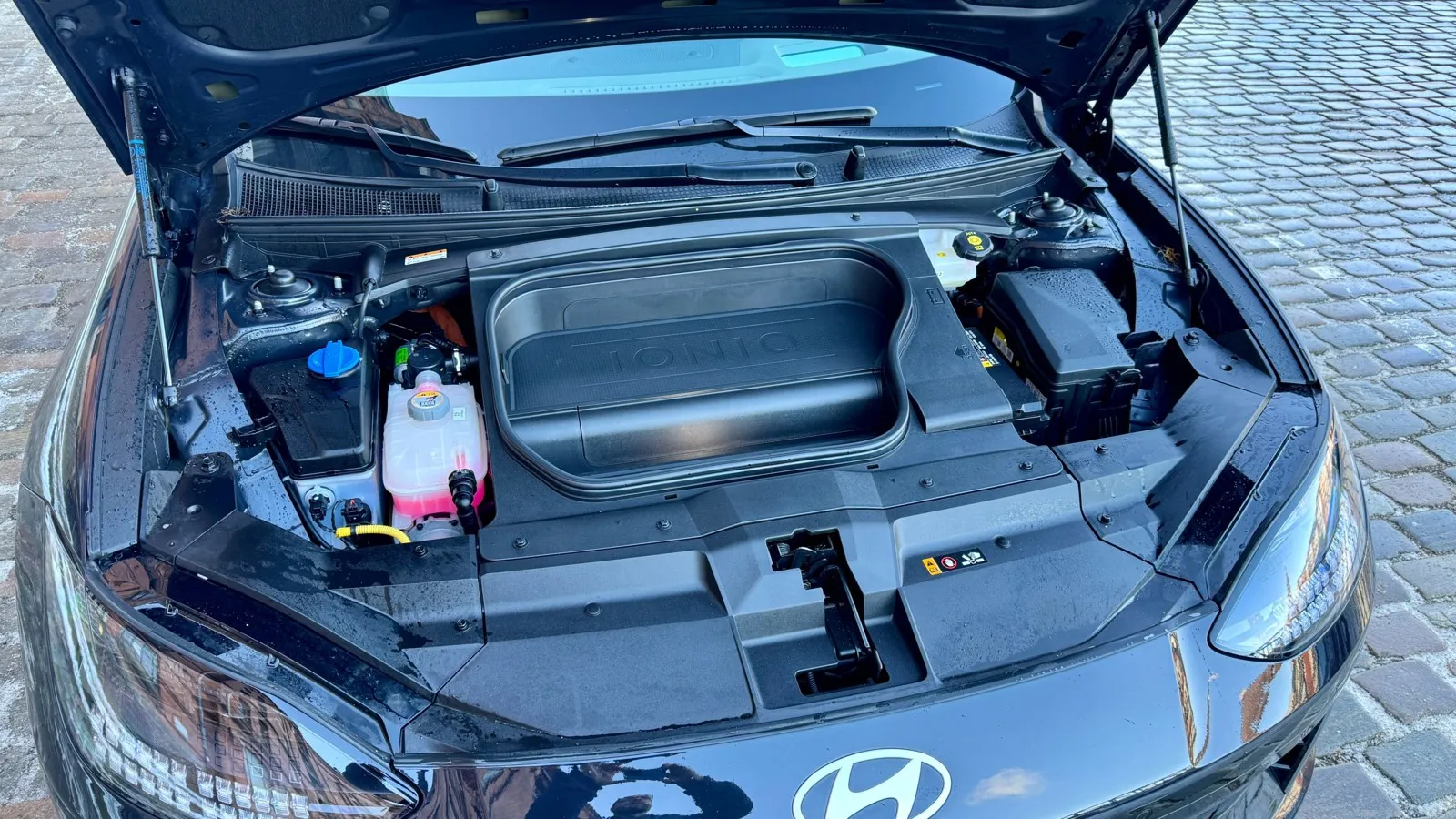 Der Frunk im Ioniq 6 mit Allradantrieb fasst magere 15 Liter, 45 Liter sind es bei den Hecktrieblern.