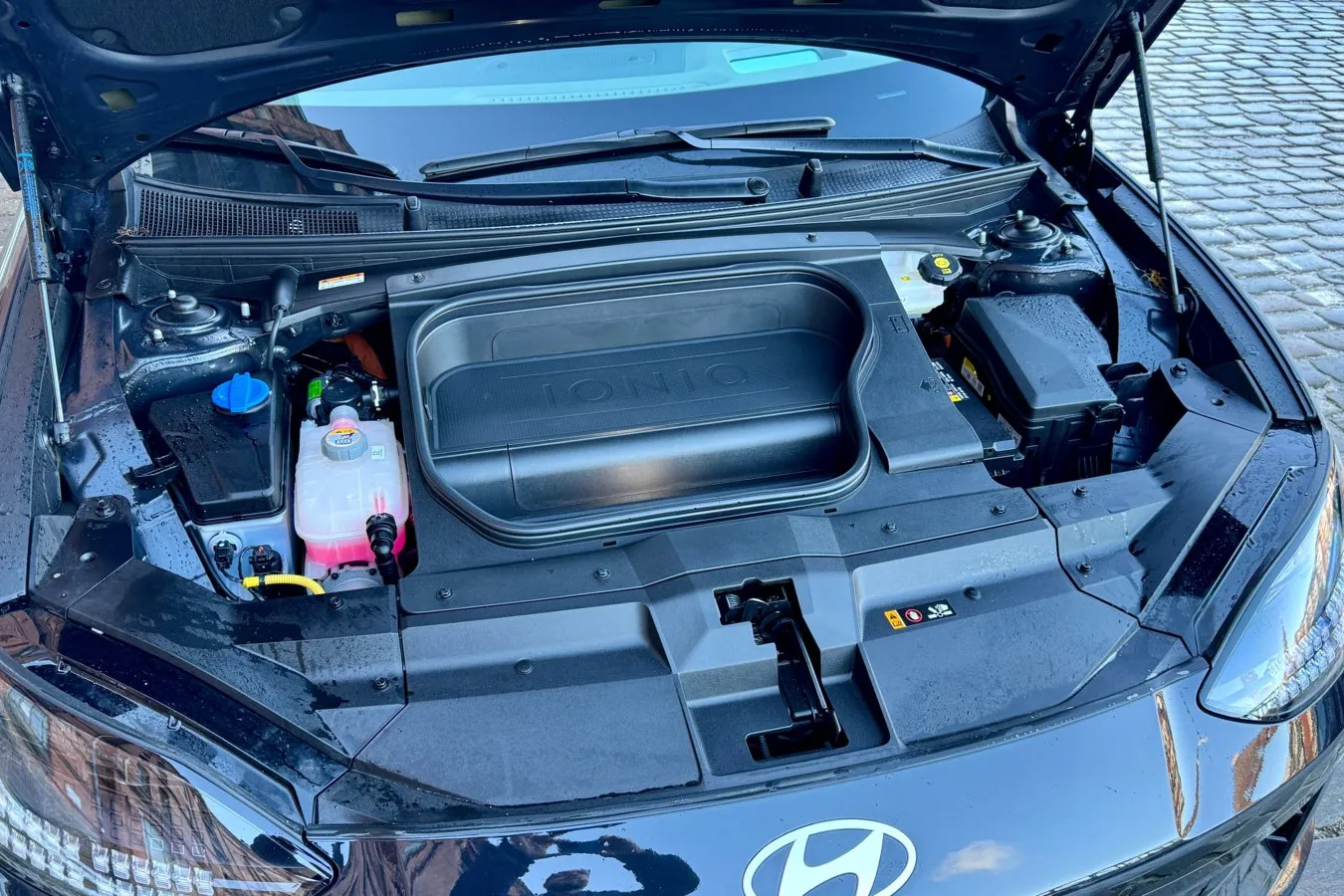 Der Frunk im Ioniq 6 mit Allradantrieb fasst magere 15 Liter, 45 Liter sind es bei den Hecktrieblern.