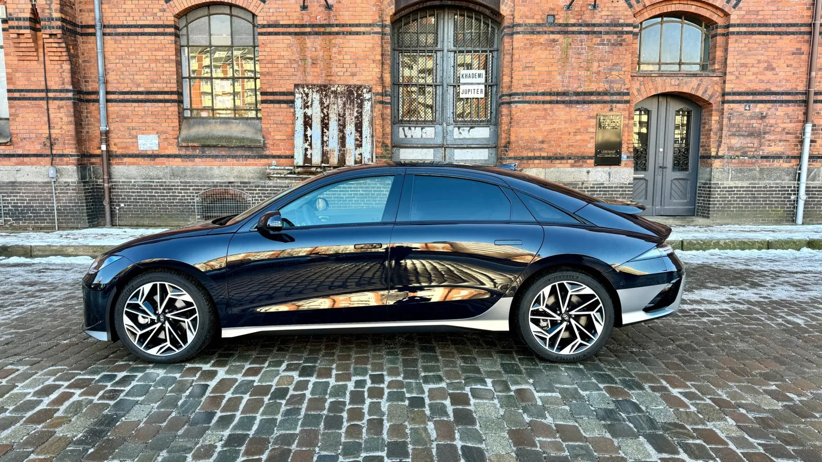 Trotz aerodynamischer Linie bietet der Ioniq 6 seinen Passagieren viel Platz.