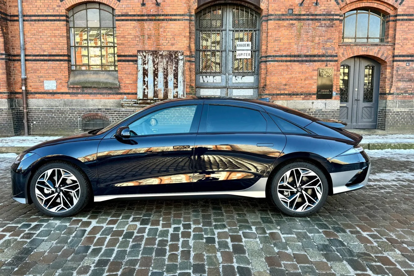 Trotz aerodynamischer Linie bietet der Ioniq 6 seinen Passagieren viel Platz.