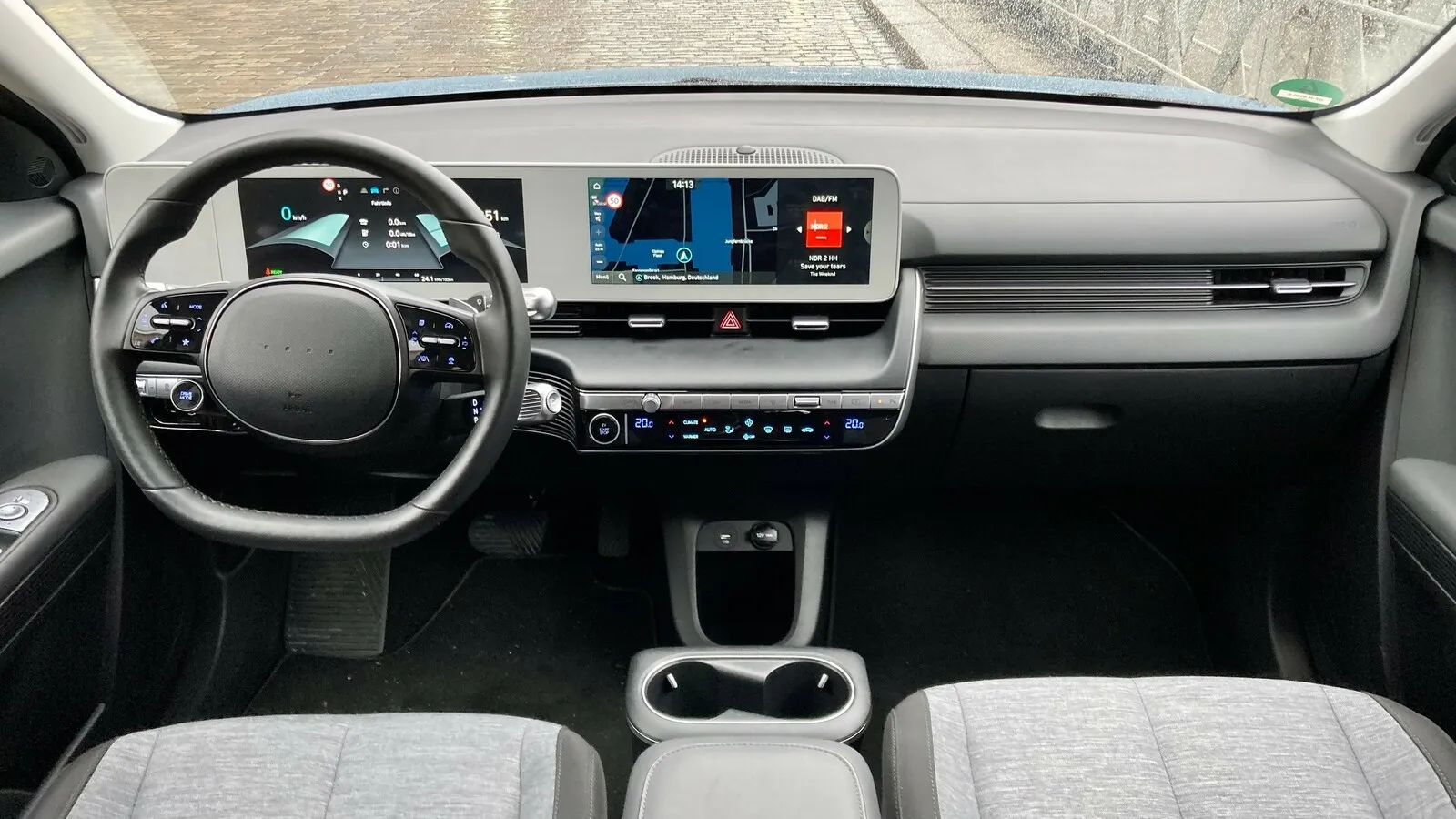 Klar gezeichnetes Ioniq-5-Cockpit, zwei 12,25-Zoll-Monitore sind immer an Bord,