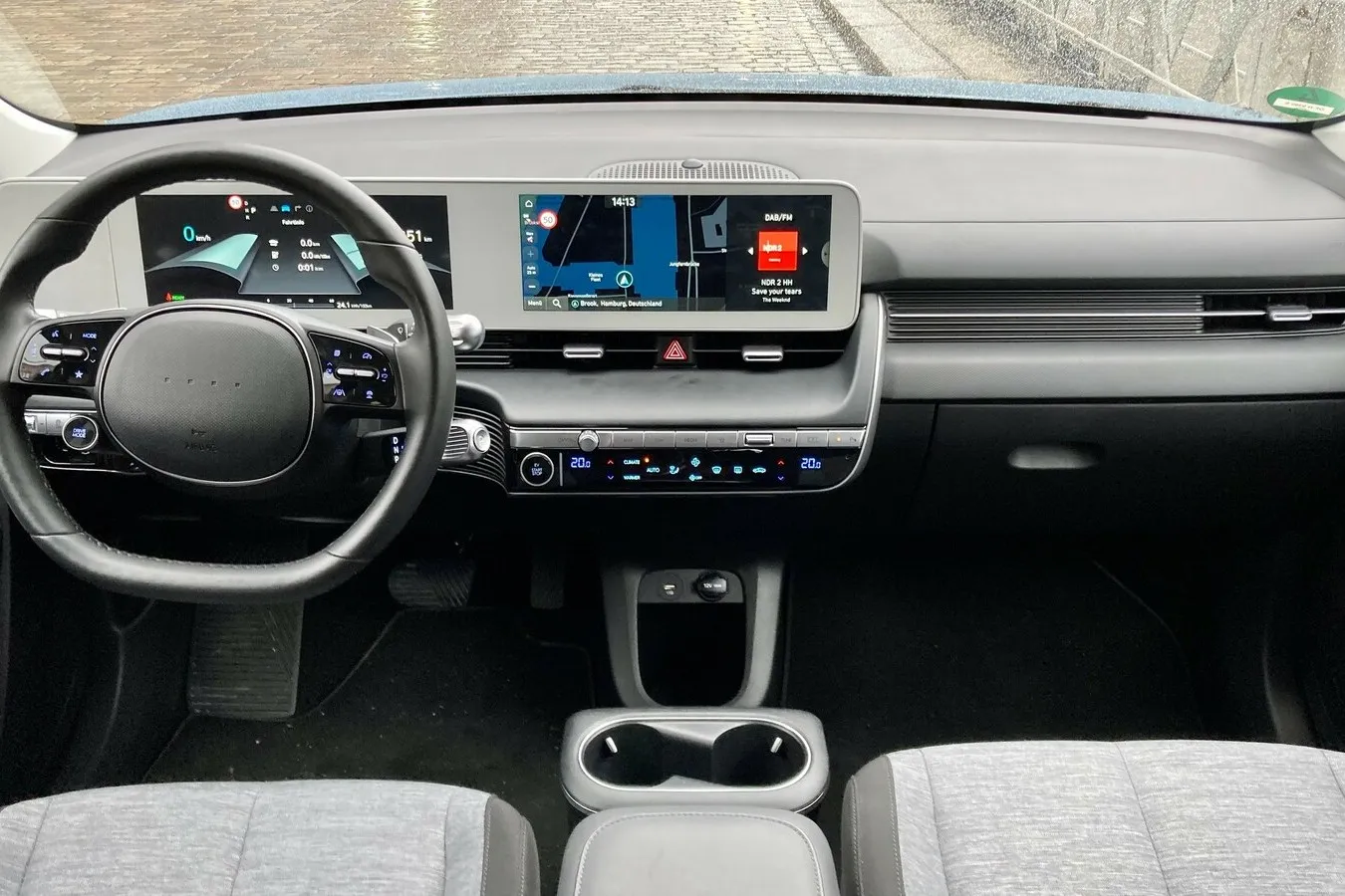 Klar gezeichnetes Ioniq-5-Cockpit, zwei 12,25-Zoll-Monitore sind immer an Bord,