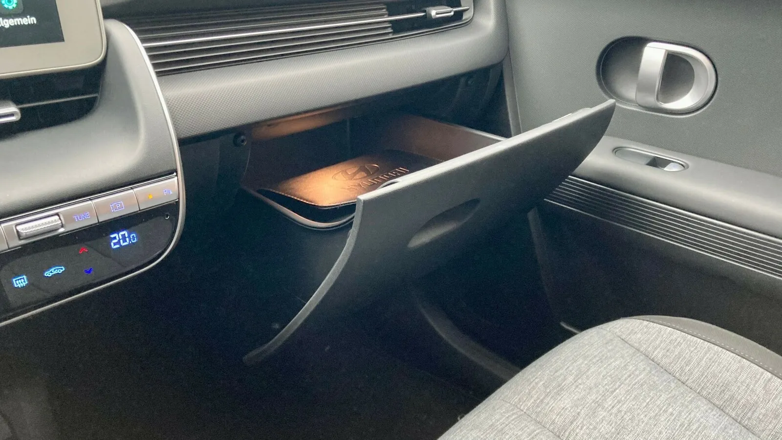 Das Handschuhfach des Elektro-SUVs ist als Schublade ausgelegt.