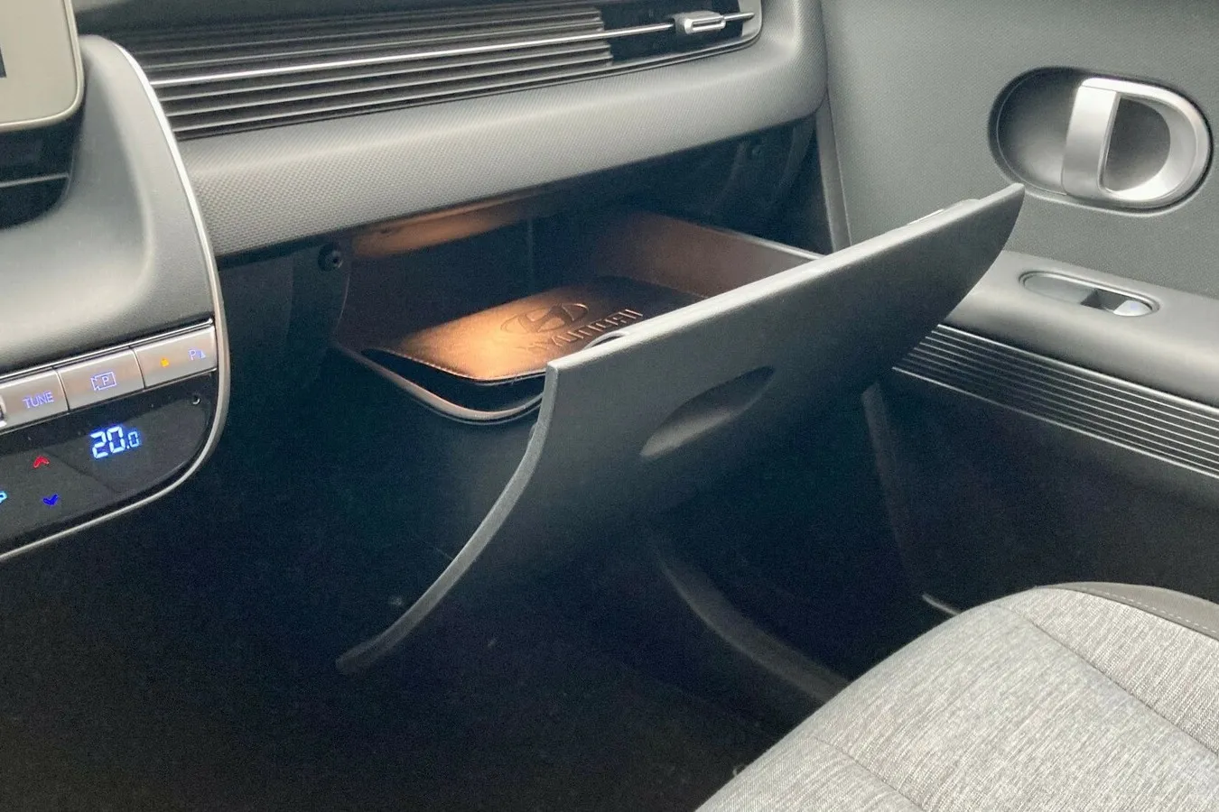 Das Handschuhfach des Elektro-SUVs ist als Schublade ausgelegt.