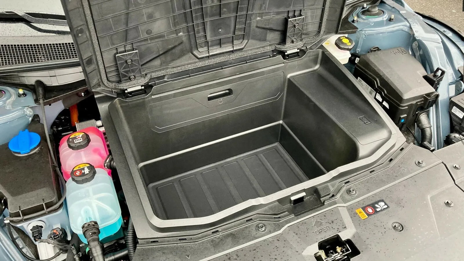 Das Gepäckfach unter der Fronthaube (Frunk) fasst 57 Liter Gepäck, wenn der Hyundai Ioniq 5 mit Heckantrieb vorfährt.