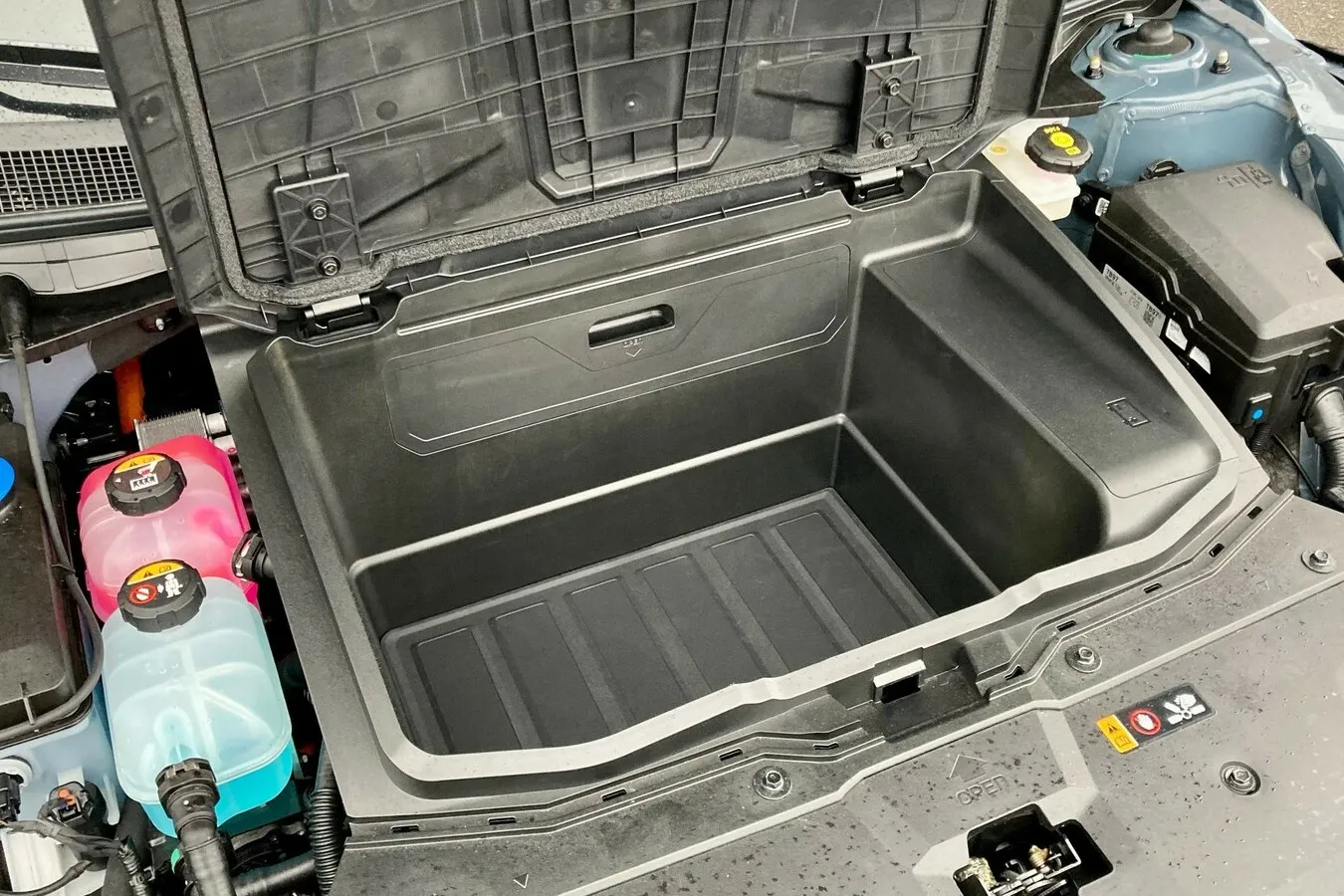 Das Gepäckfach unter der Fronthaube (Frunk) fasst 57 Liter Gepäck, wenn der Hyundai Ioniq 5 mit Heckantrieb vorfährt.