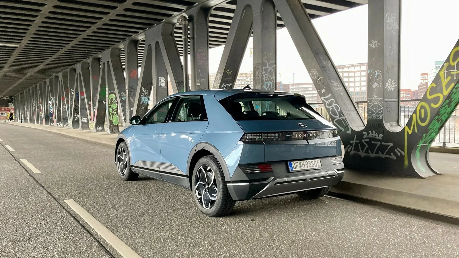 Auch am kantig gezeichneten Heck prägt eine schwarze Blende zwischen den Leuchten das Design des vollelektrischen Hyundai-SUVs.