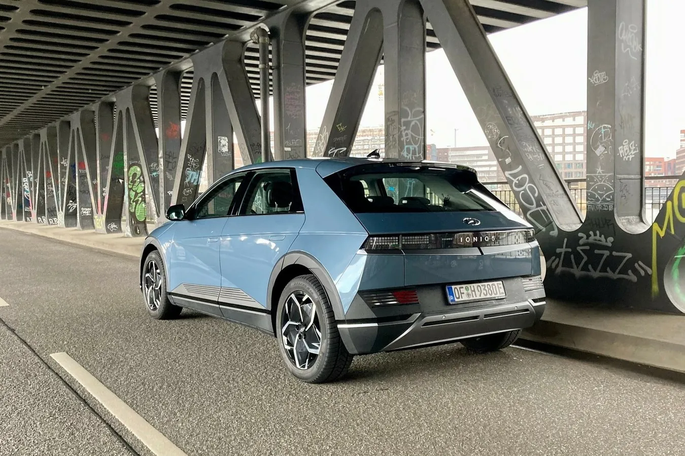 Auch am kantig gezeichneten  Heck prägt eine schwarze Blende zwischen den Leuchten das Design des vollelektrischen Hyundai-SUVs.